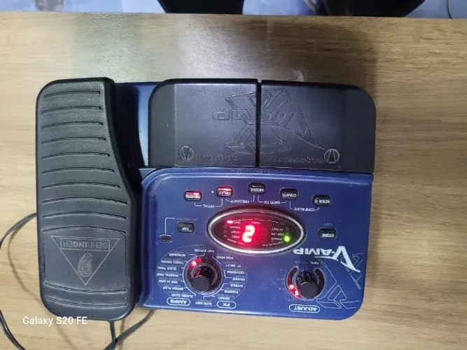Pedaleira Behringer XV- Amp