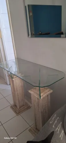 Aparador de mármore com tampo de vidro