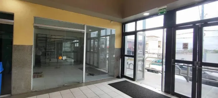 Loja Térrea com mesanino na entrada do Shopping Liberdade
