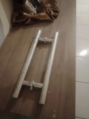 Puxador em aço inox para porta de vidro