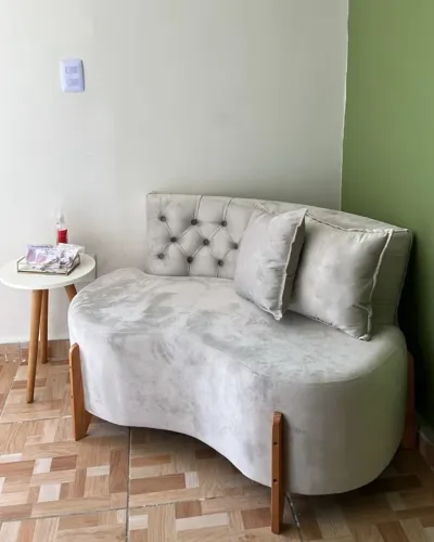 Sofá curvo de design moderno, ideal para ambientes sofisticados. Conforto e elegância em u