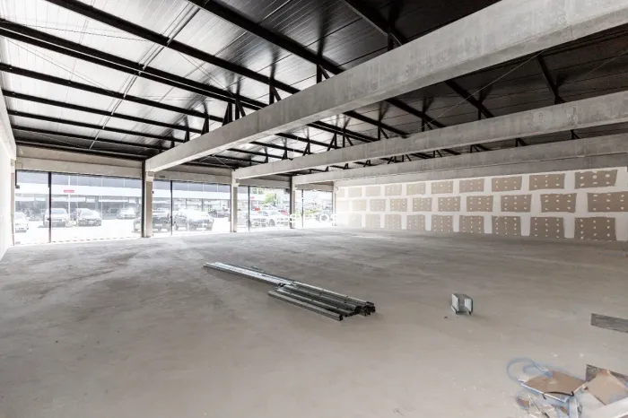 Loja com 93,00 m² para alugar no Centro Comercial Vila Lamu no Novo Mundo - Unidade 04