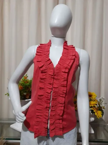 Blusa vermelha com babados