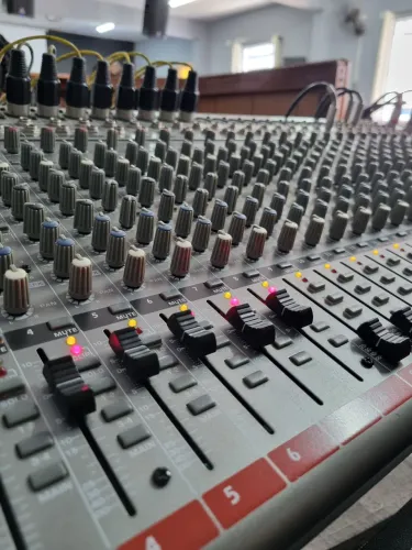 OPORTUNIDADE - Mesa de Som Phonic AM3242FX | 32 Canais | Excelente Estado