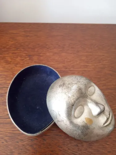 Porta jóias de metal aveludado por dentro com desenho de Máscara.