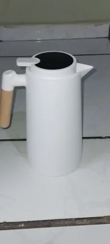 Garrafa Térmica Branca com Design Moderno