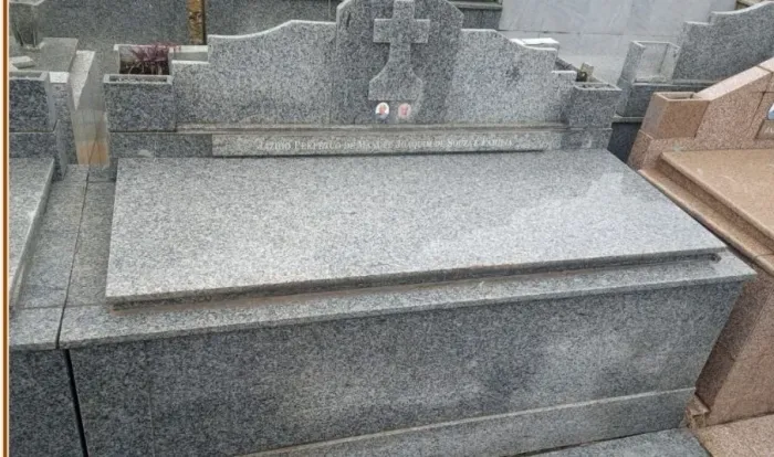Túmulo de Granito Cinza