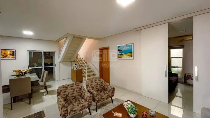 Sobrado á Venda com 3 quartos no condomínio Villa Paço Real