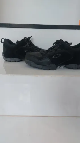 Tenis Moduc Oakley + Boné Quiksilver (Brinde)