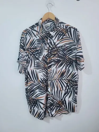 camisa estampada folhas TAM GG