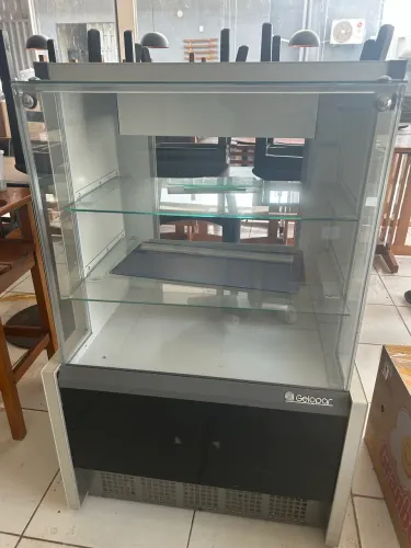 Balcão expositor neutro com caixa porta cédulas com chave