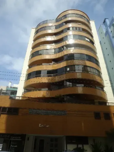 Locação anual: 03 dorm. // sacada c/ churrasq. // 02 vagas // quadra mar