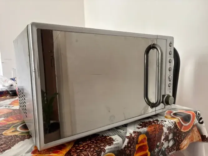 Microondas 25 litros (com defeito, mas em funcionamento)