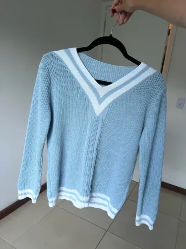 Suéter azul claro com detalhes em branco P 