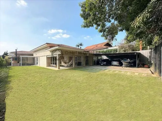 Casa rústica em Cotia, 3 suítes, edícula, varanda gourmet, jardim, garagem 5 vagas. Potenc