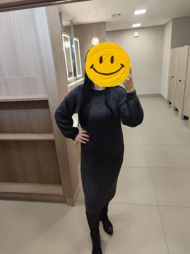 Vestido tricô,na cor chumbo ,serve do tamanho g ao g1,super quentinho .Usei apenas uma vez