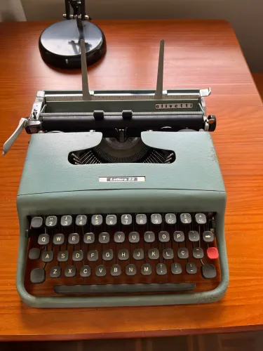 Máquina de escrever portátil Olivetti Lettera 22