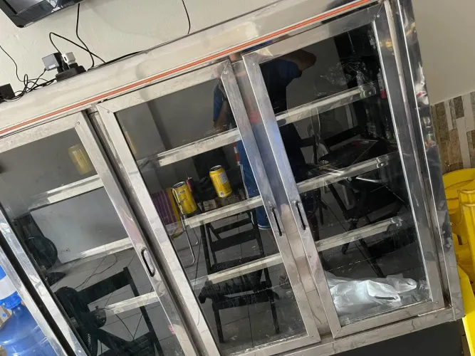 Expositor de bebidas e lacticínios, 3 portas funcionando perfeitamente