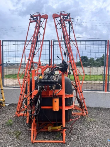 Pulverizador Jacto 600LT / 2016 / Comando hidráulico / 14 Metros de barra