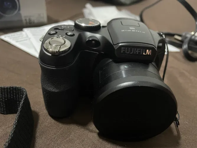 FujiFilm Finepix S2980 18x zoom 14mp PILHA