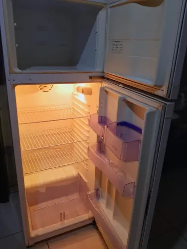 Vendo geladeira gelo seco , faço entrega , interessados chama no zap *