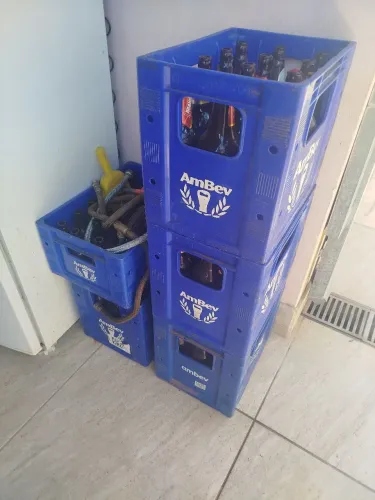 Caixa de cerveja litrão vasilhames engradado. (60,00) Cada caixa