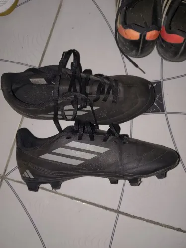 Chuteira campo Adidas número 39 40