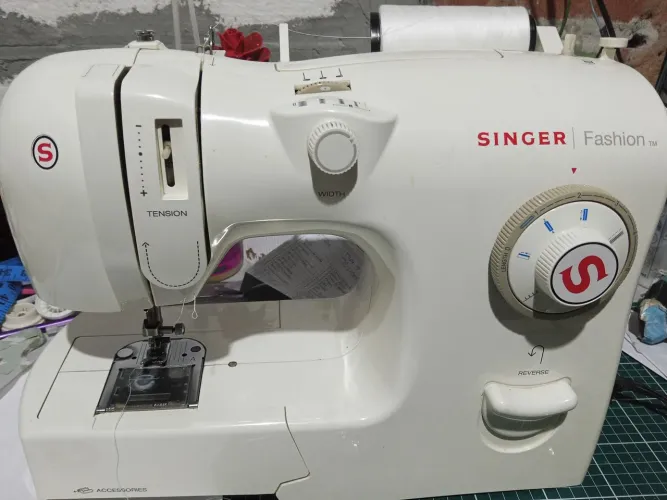 Vende-se máquina Singer fashion
