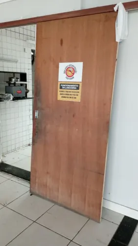 Porta com trilho de correr 1m larg x 2,10 m alt