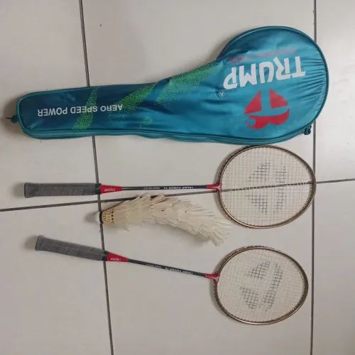 Vendo um par raquetes profissionais com dez petecas profissionais também