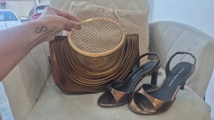 Bolsa de mão Carmem steffens bronze couro legitimo. Nunca usada . 