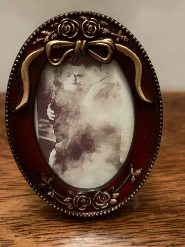 Mine porta retrato em resina com detalhes em relevo