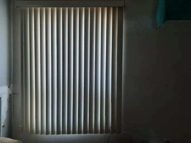 Linda persiana, porém apresenta algumas avarias.<br><br>Comprimento: 2,33 m<br>Altura: 1,42 m