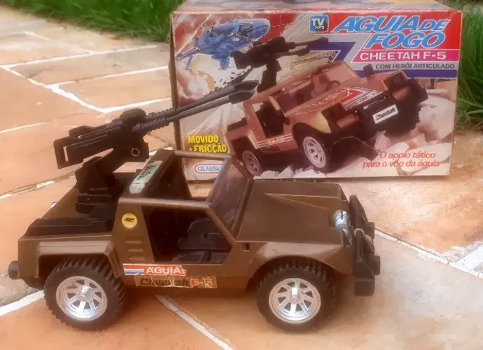 Águia de fogo cheerah f-5 e boneco