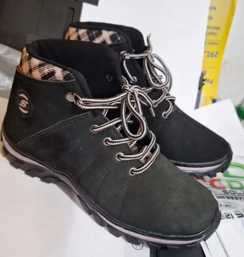 Vendo.bota em camurça nova.zap. *