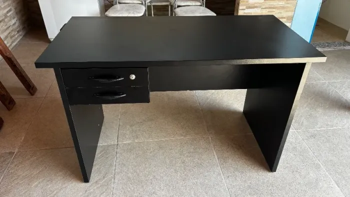 Escrivaninha preta