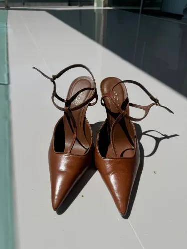Sandália Arezzo caramelo, salto fino 10 cm, tam. 37