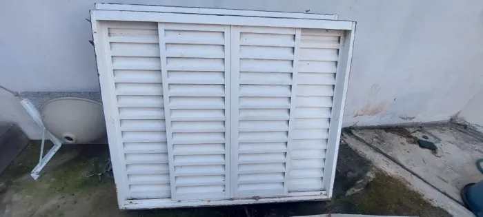 Vendo  venezianas  Sasazaki, de quarto usada em bom estado,