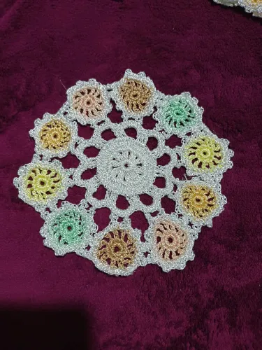 Kit crochê 5 peças 19x19 branca com detalhes coloridos suaves
