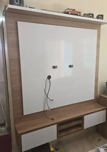 Painel e mesa de computador 