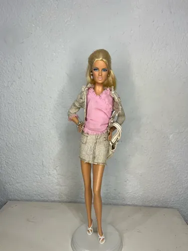 Barbie collector model of The moment Daria shopping Queen