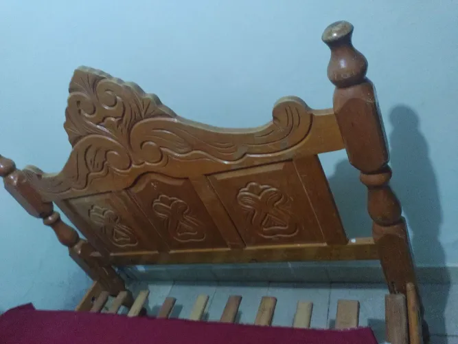 Cama de casal entalhada em madeira 