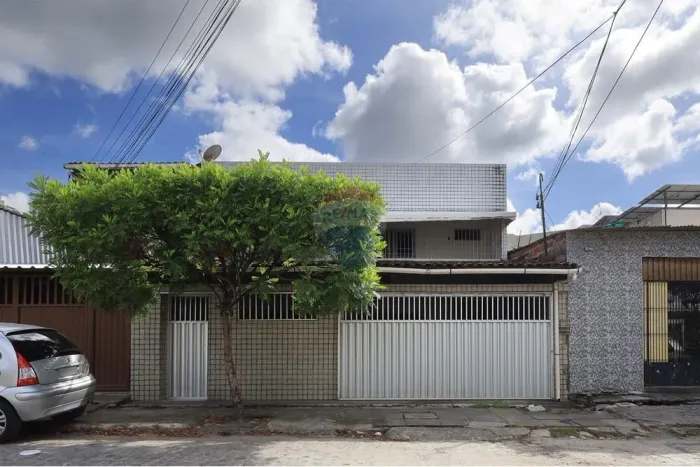 Oportunidade no Cordeiro: Casa com 322m², 6 Quartos e 4 Vagas!