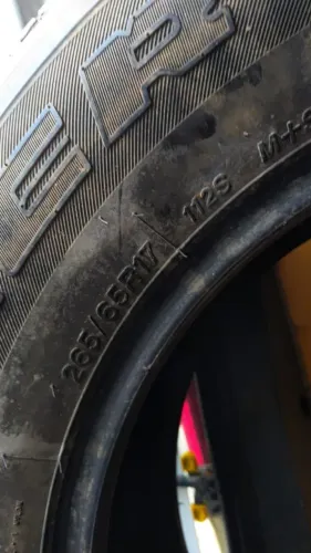 Vendo jogo de Pneus usados - 265/65R17 Bridgestone.
