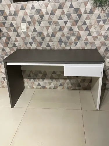 Mesa escrivaninha linda de ótima qualidade muito conservada