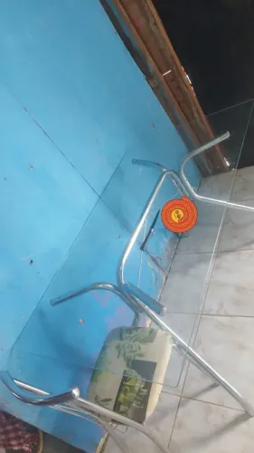 Mesa de vidro + 4 cadeiras.