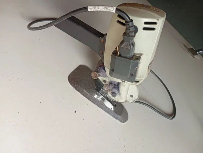 Mesa de corte e máquina de corte.