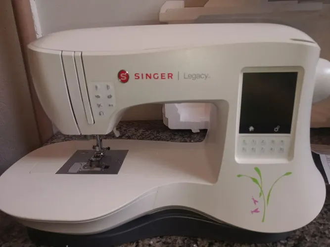 Linda e nova máquina de costura Singer.Na caixa e nunca foi usada 