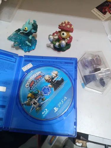 Jogo skylander trap team Playstation 4 mais bonecos e trap nova