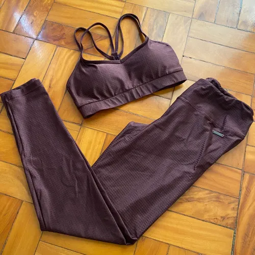 conjunto textura track & field vinho M